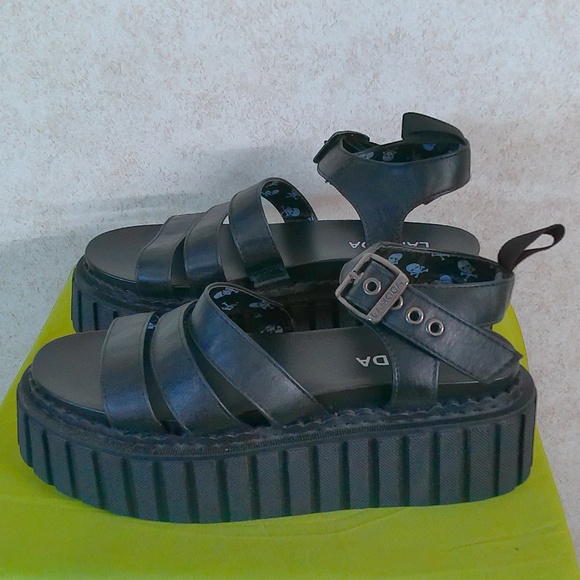 LikeNew La Moda Chunky Platform Sandals - Black/Skulls Inner Lining/Size 9 - Picture 6 of 10